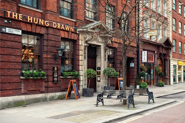 Słynny pub Hung Drawn idealna Quartered w Londynie. Zdjęcia Stockowe bez tantiem