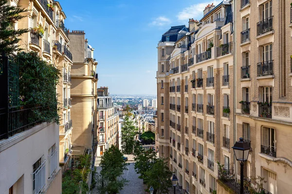 Сучасні житлові будинки на Монмартр в Парижі. Ліцензійні Стокові Фото