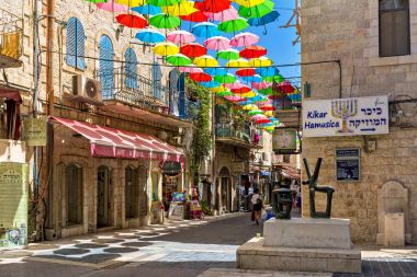 Jerusal dar Yaya Caddesi üzerinde çok renkli şemsiyeler