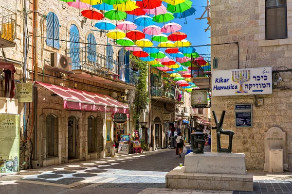 Різнокольорові парасольки вище вузьких пішохідній вулиці в Jerusal Стокове Фото