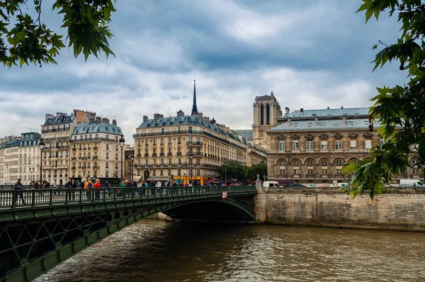 Brug over de rivier de Seine en het typische gebouw in Parijs, Frankrijk. — Stockfoto