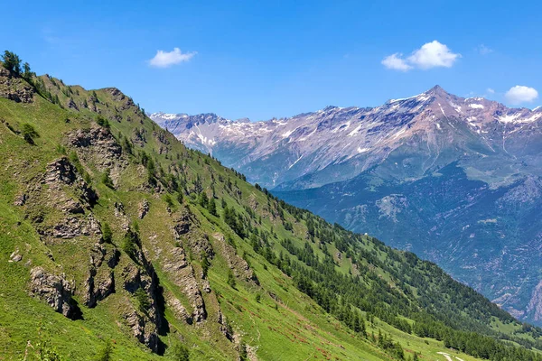 Vistas a la montaña en el norte de Italia . — Foto de Stock