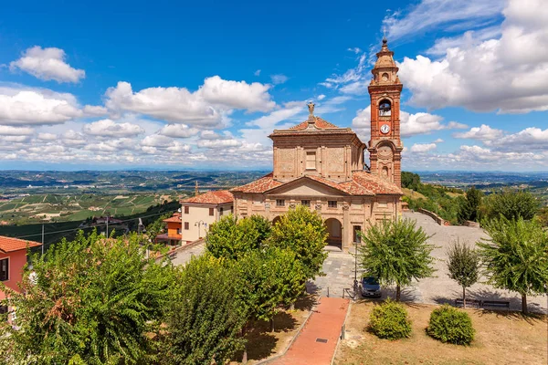 Catholic church in small italian town. — Stock Photo, Image