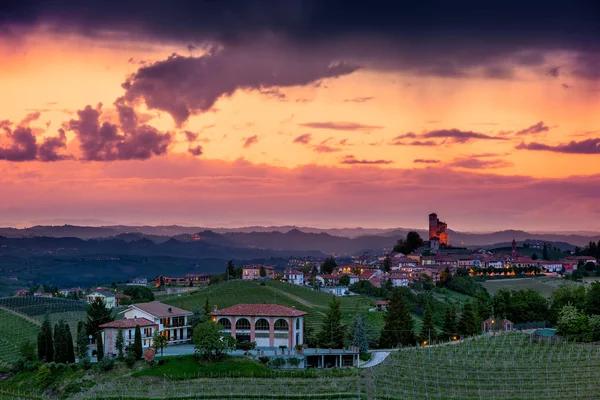 Kleine stad op de heuvel op avond in Italië. — Stockfoto