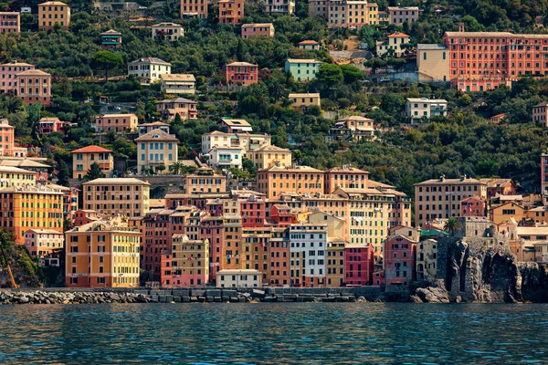 Barevné domy, Camogli, Itálie. — Stock fotografie