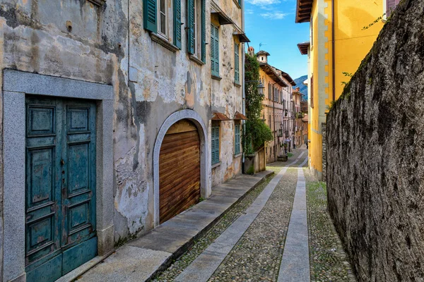 Calle empedrada estrecha en la pequeña ciudad italiana . — Foto de Stock