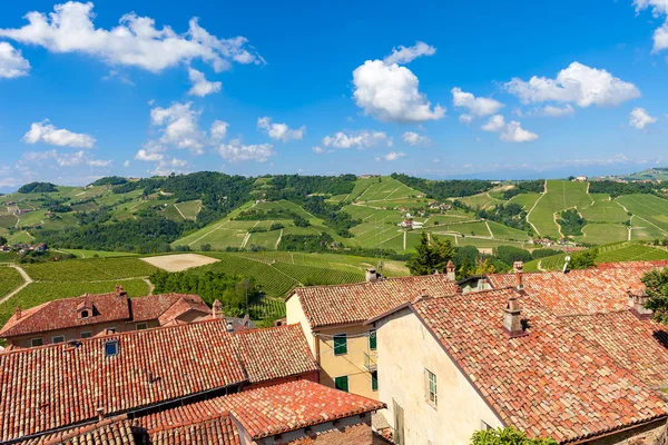 Tetos vermelhos e vinhedos verdes em Piedmont, Italia . — Fotografia de Stock