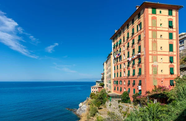 Colorido edificio con vistas al mar Mediterráneo en Italia . — Foto de Stock