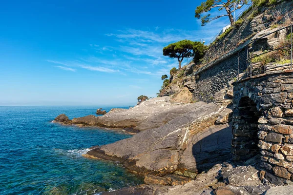 Rocas y mar Mediterráneo en Recco, Italia . — Foto de Stock