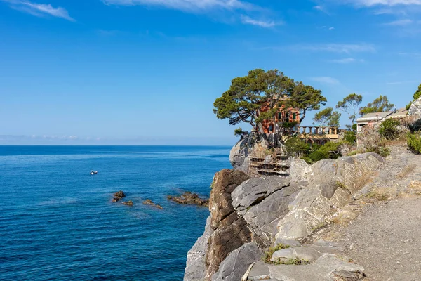 Villa auf Klippe mit Blick auf das Mittelmeer in Italien. — Stockfoto