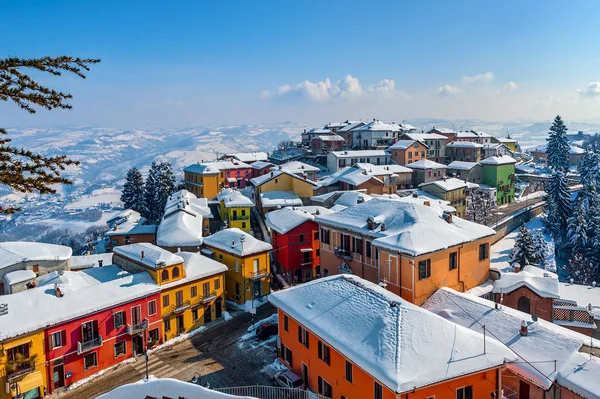 Kleine italienische Stadt mit Schnee bedeckt. — Stockfoto