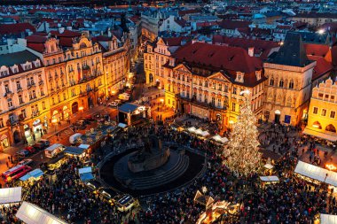 Prag 'daki Noel pazarına yukarıdan bak.