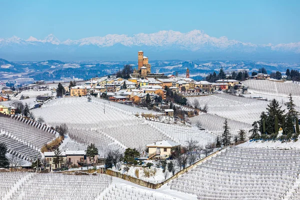 Middeleeuwse stad op besneeuwde heuvels van Noord-Italië. — Stockfoto