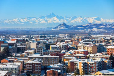 İtalya 'da karla kaplı küçük bir kasaba.