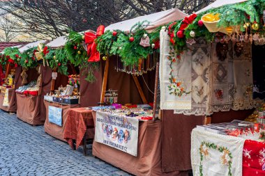 Prag 'daki Noel pazarında ahşap süslü büfeler..