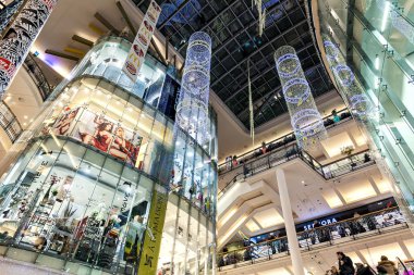 Prag 'da Noel için süslenmiş Palladium Alışveriş Merkezi.