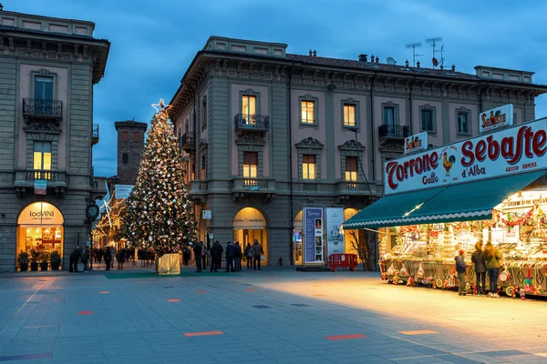 Árbol de Navidad iluminado en la plaza de la ciudad por la noche en Alba, Italia . —  Fotos de Stock