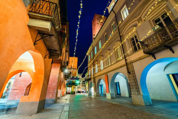 Rua pedonal Cobblestone iluminada com luzes de Natal em Alba, Itália . — Fotografia de Stock