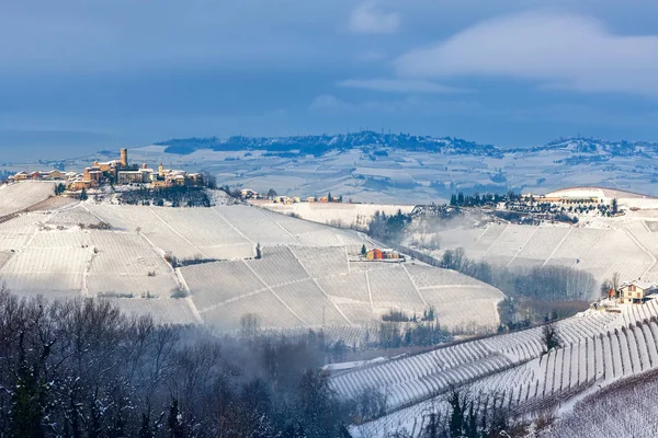 Małe miasteczko na wzgórzach pokryte śniegiem we Włoszech. — Zdjęcie stockowe