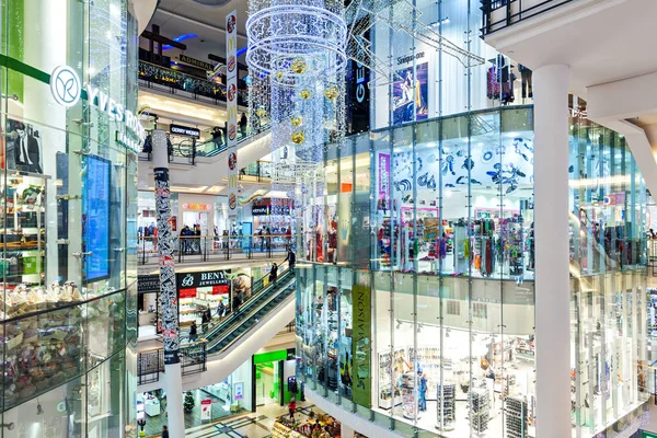 Interiores del centro comercial Palladium decorado para las vacaciones de Navidad en Praga . — Foto de Stock