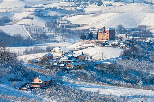 Casas rurales en las colinas cubiertas de nieve . — Foto de Stock