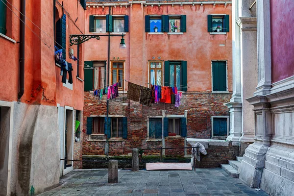 Pequeña Plaza Rodeada Casas Típicas Colores Con Lavandería Las Ventanas — Foto de Stock