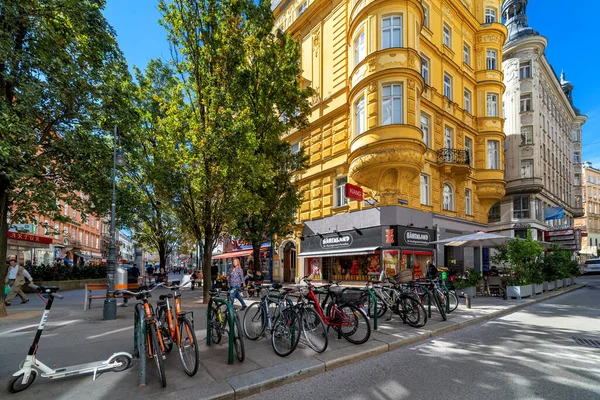 Vienna Austria September 2018 Bicycles Narrow Street Typical Historic Buildings — Zdjęcie stockowe