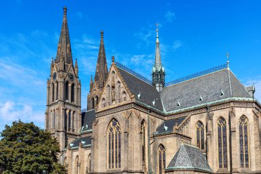 Çek Cumhuriyeti Prag 'da mavi gökyüzü altında St. Ludmila Kilisesi manzarası.