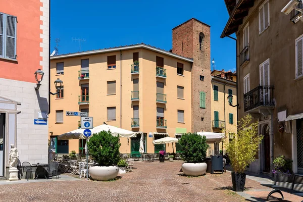 Pequeña Plaza Adoquines Entre Casas Antiguas Torre Medieval Bajo Cielo —  Fotos de Stock