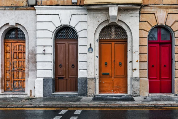马耳他瓦莱塔典型的彩色木门的正面视图 — 图库照片