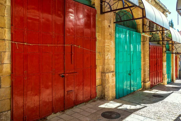 以色列耶路撒冷旧城著名市场五颜六色的金属门 — 图库照片