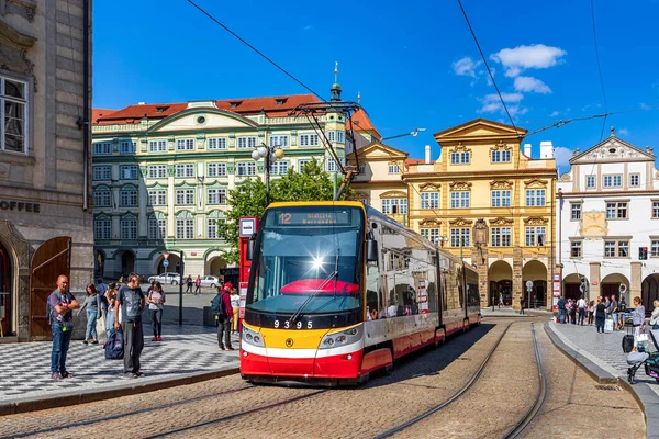 Praga Czechy Września 2019 Nowoczesny Tramwaj Brukowanej Ulicy Wśród Kolorowych — Zdjęcie stockowe