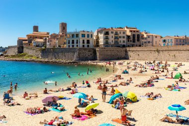 ANTIBES, FRANCE - SEPTEMBER 01, 2017: Plage de la Gravette 'deki insanlar - Fransa' nın Antibes şehrinin yakınlarındaki ünlü ve popüler kumsal.