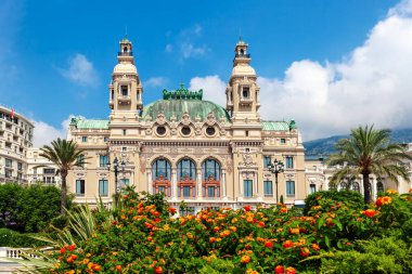 Monte CARLO, MONACO - 13 Temmuz 2013: Salle Garnier Cephesi - Mimar Charles Garnier tarafından tasarlanan kumar ve eğlence kompleksi 1879 'da açıldı..