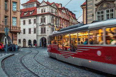 Prague, Çek Cumhuriyeti - 22 Eylül 2015: Prag eski şehir içinde geçen tramvay. Her yıl parça, 931 tramvaylar ve hizmet milyonlarca yolcu 142 km'lik oluşan en büyük ağıdır.