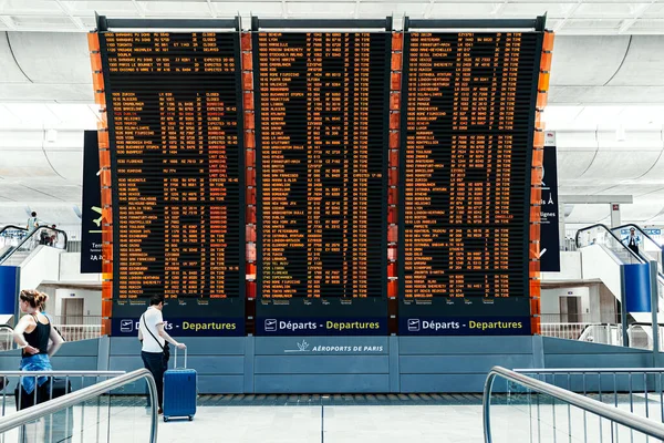 Parijs Frankrijk Juli 2015 Passagiers Voor Grote Dienstregeling Met Dienstregelingen — Stockfoto