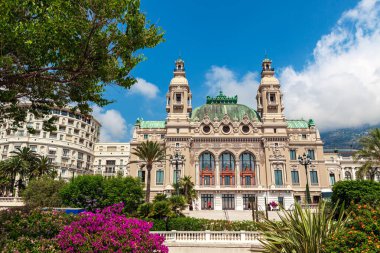 MONTE CARLO, MONACO - 13 Temmuz 2013: Salle Garnier - mimar Charles Garnier tarafından tasarlanan ünlü kumar ve eğlence kompleksi, 1879 'da açıldı..