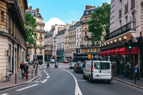 Paris France May 2016 People Walking Street Typical Parisian Buildings — Stock Photo, Image