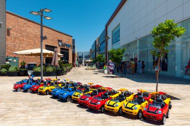 ASHDOD, ISRAEL - 24 Temmuz 2015: 1994 yılında kurulan ve İsrail, ABD, Hindistan ve Sırbistan olmak üzere dört ülkede faaliyet gösteren Büyük Alışveriş Merkezleri Ltd. 'ye ait mağazalar, mağazalar ve mağazalar.