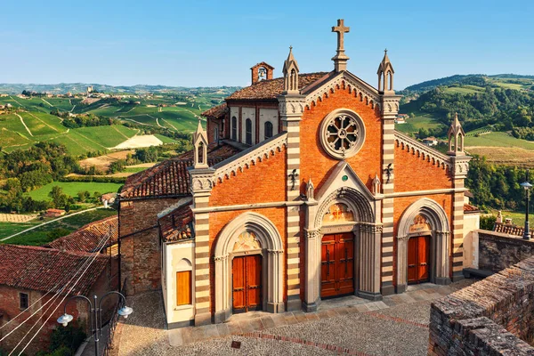 Pohled Malý Farní Kostel Kopce Zelenými Vinicemi Pozadí Piemontu Severní — Stock fotografie