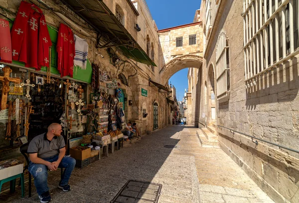 Jerusalem イスラエル 2018年7月16日 イスラエルの首都 有名な人気の観光地 エルサレムの旧市街のドロローサ通り経由でお土産店の前に座っている売り手 — ストック写真