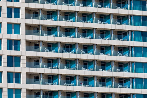 Σειρές Από Μπαλκόνια Στο Σύγχρονο Κτίριο Του Ξενοδοχείου Στο Τελ — Φωτογραφία Αρχείου