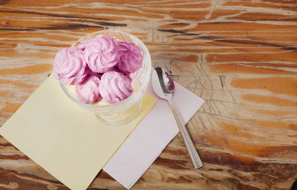 Hermosa composición de un zephyr rosa sobre un fondo de madera — Foto de Stock