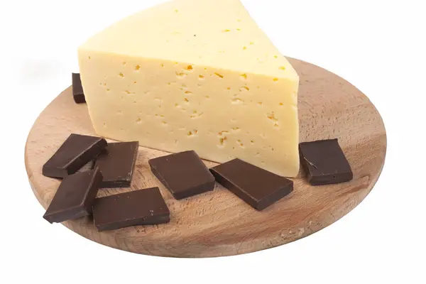 Сыр, шоколад на деревянном столе, изолированный — стоковое фото