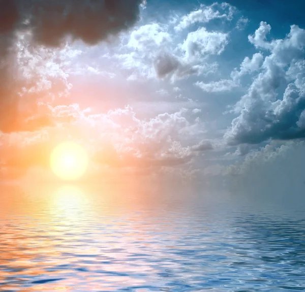 Sarı güneşin okyanusun ortasında ayarla — Stok fotoğraf