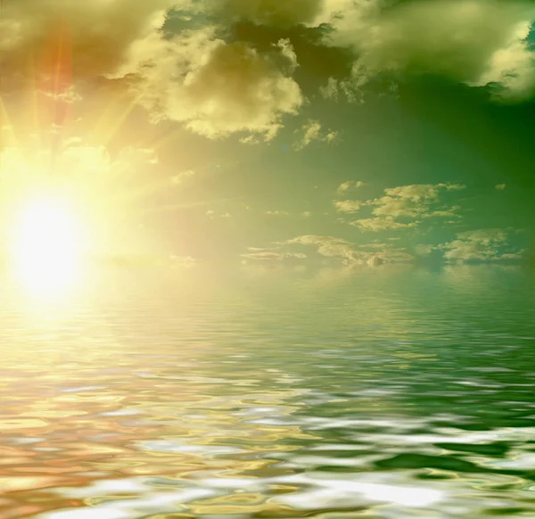 Gelbe Sonne über dem Ozean und schöne und bunte Wolken — Stockfoto