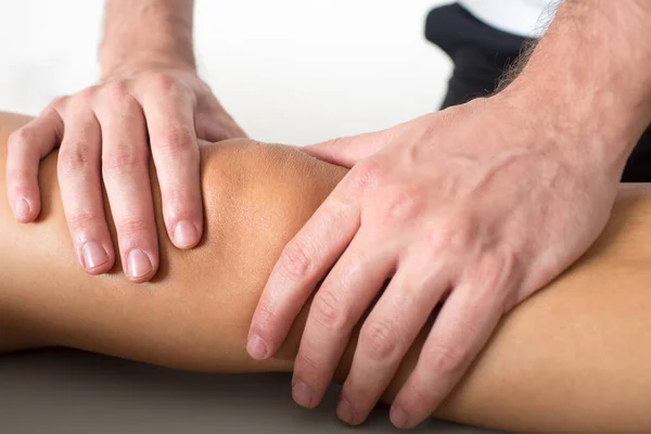 Massagetherapeut Geven Van Een Massage Van Knie — Stockfoto