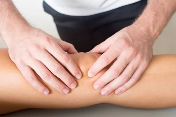 Massagetherapeut Geven Van Een Massage Van Knie — Stockfoto