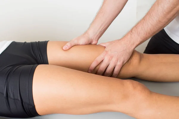 Massagista Dando Uma Massagem Nas Pernas — Fotografia de Stock