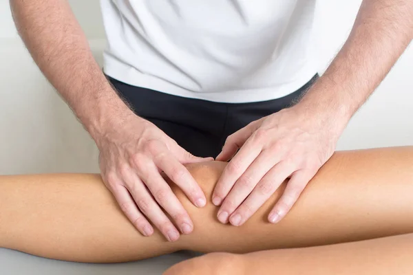 Massageterapeut Ger Ett Knä Massage Stockfoto